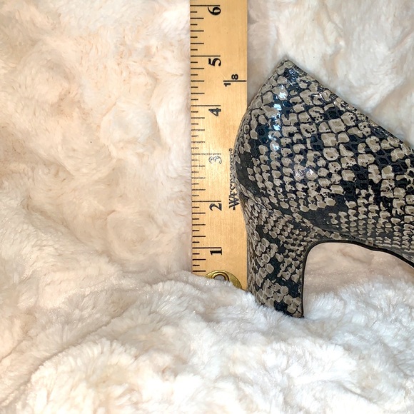 Vintage Black and gray “snake skin”print heels - Picture 3 of 5